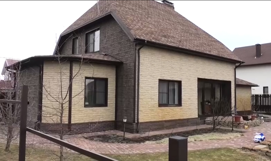 Чиновник получил взятку в виде выполнения строительно-монтажных работ на принадлежащем ему земельном участке.