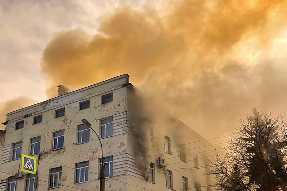 Площадь пожара составляет 1 тыс. квадратных метров, горят несколько этажей здания. В центре Твери наблюдается сильное задымление.