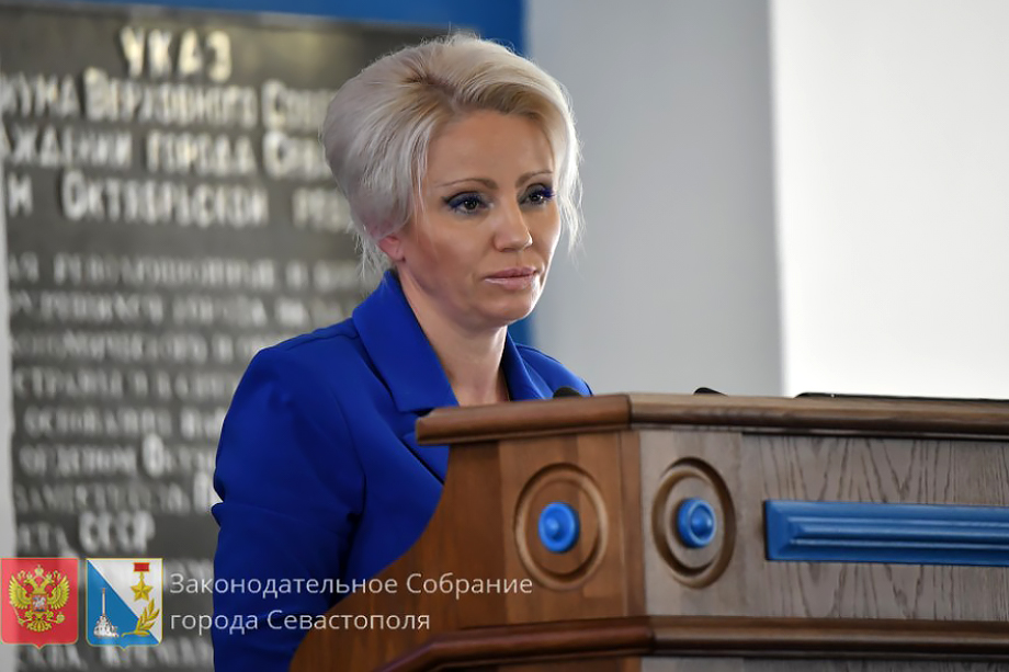 28 октября 2021 года. Директор ДИЗО Оксана Кузнецова отчитывается о работе ведомства за 2020 год перед депутатами заксобрания Севастополя.