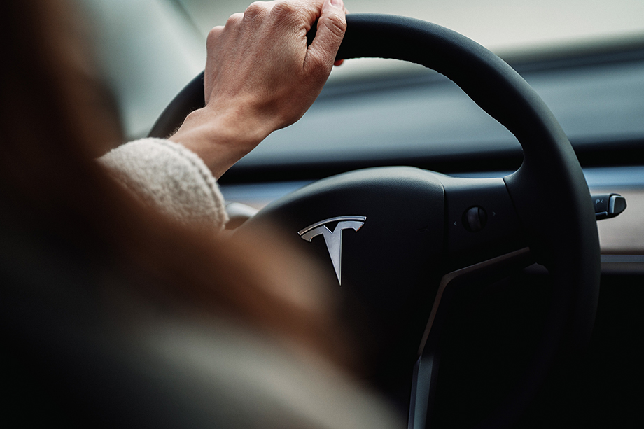 В прошлом году министерство тяжёлой промышленности сообщило Tesla о необходимости сначала начать производство своих электромобилей в Индии, прежде чем можно будет рассмотреть какие-либо налоговые льготы.
