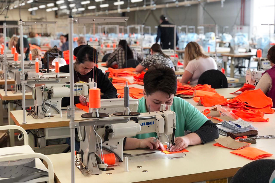 В швейных цехах «Аркада» в Башкирии занимаются пошивом брендированной одежды для сотрудников РЖД