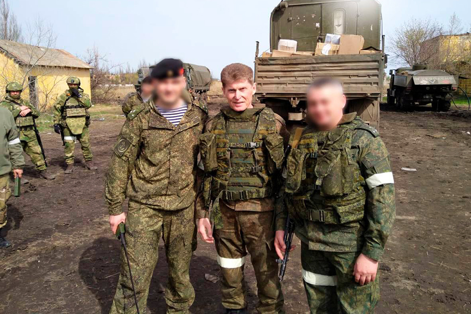 На одной из фотографий, опубликованных в сети, Олег Кожемяко стоит в окружении российских военнослужащих: судя по берету и обмундированию, это морпехи ТОФ