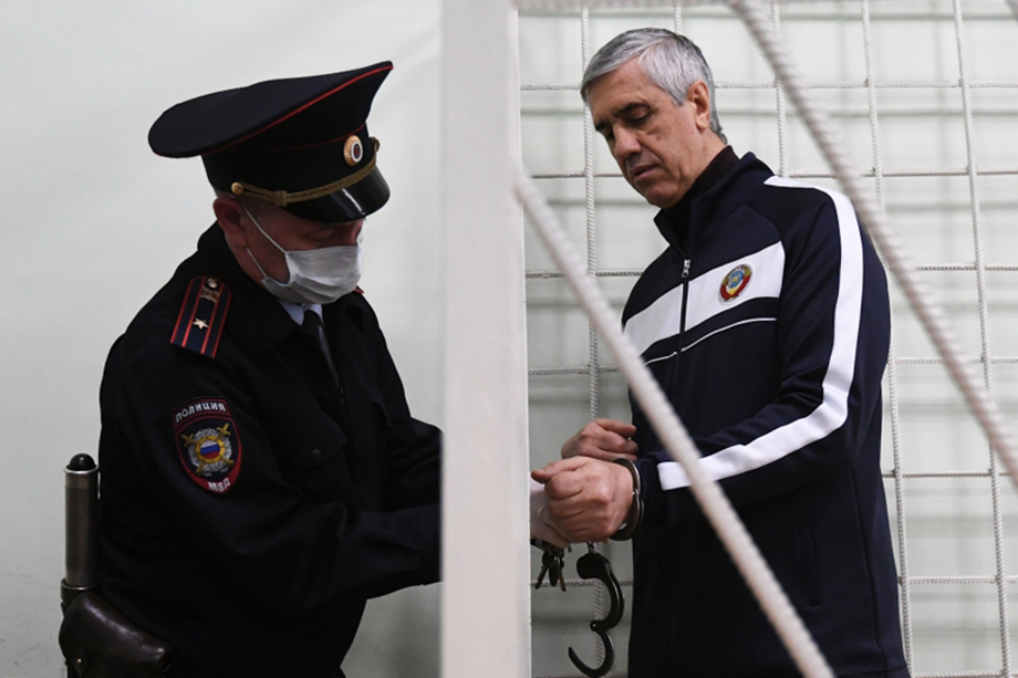 Анатолия Быкова обвиняют в организации убийства и покушения.