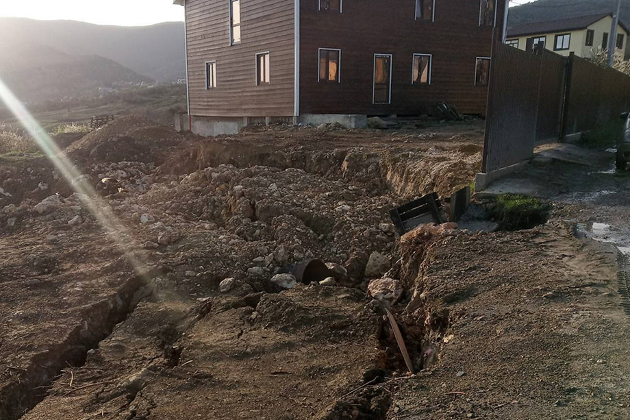 Свалка строительного мусора спровоцировала оползень в балаклавском овраге. Пока жилые дома рискуют уйти под землю, губернатор грешит на ГЛОНАСС.