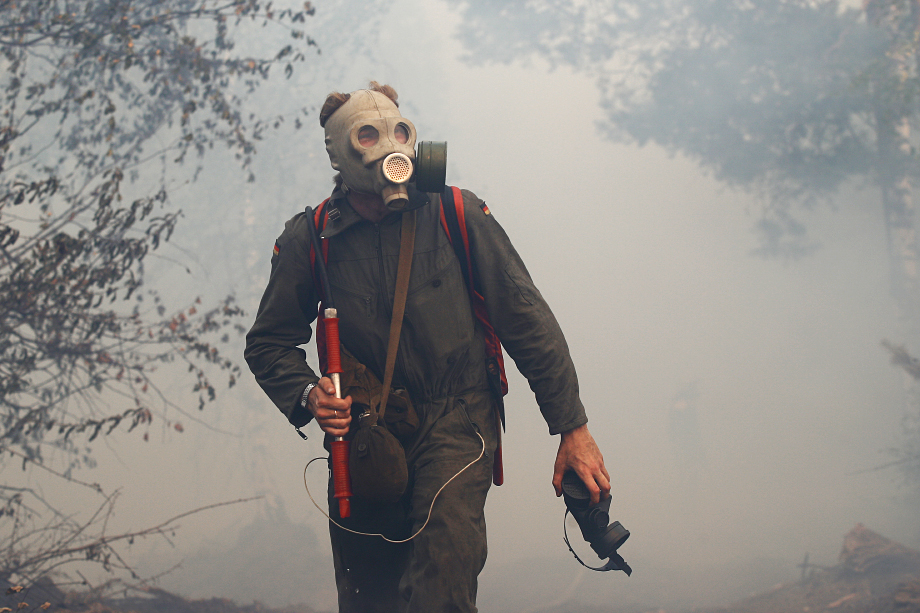 Лесники, которые принимают самое активное участие в тушении лесных пожарах, рискуя зачастую своей жизнью, получают около 28 тыс. рублей, а пожарные-десантники – в районе 40 тыс. рублей.
