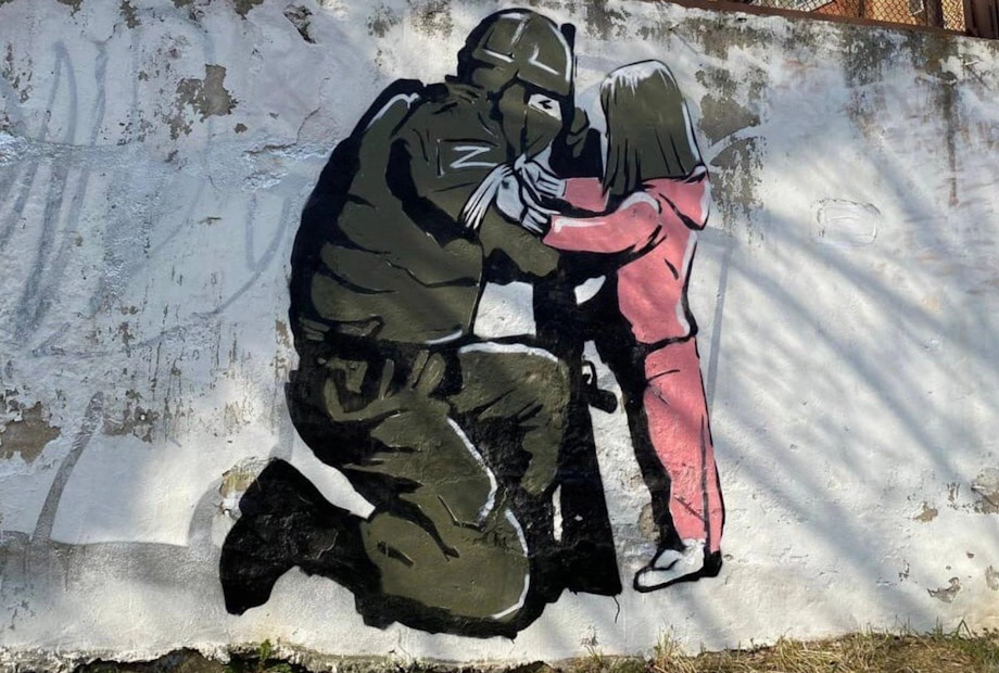 Неизвестный художник изобразил девочку, повязывающую отличительную белую ленту российскому солдату.