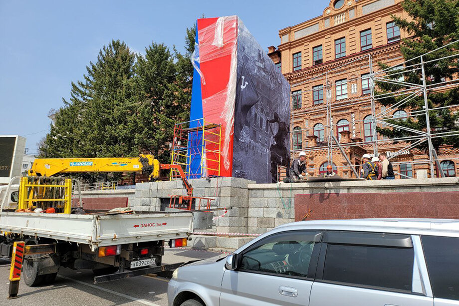Памятник вождю пролетариата обнесли оградой и закрыли плакатами.