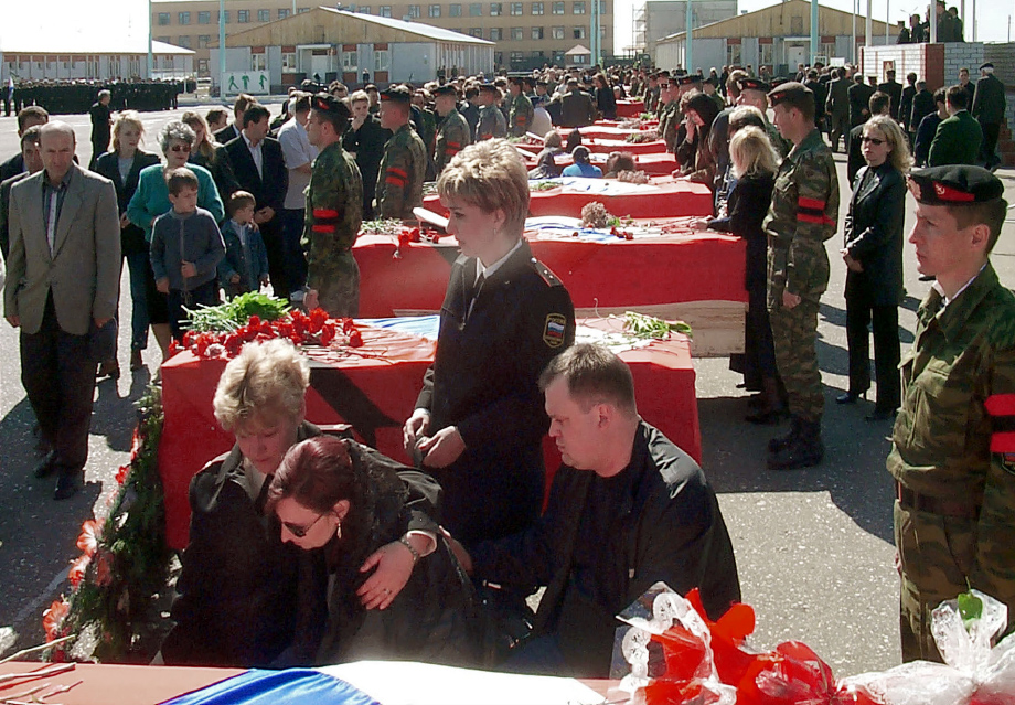 11 мая 2002 года, Каспийск. Церемония прощания с погибшими в результате террористического акта на параде Победы 9 мая.
