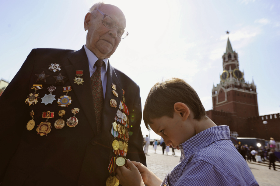 9 мая 2010 года. Ветеран на военном параде, посвящённом 65-й годовщине победы в Великой Отечественной войне, на Красной площади.