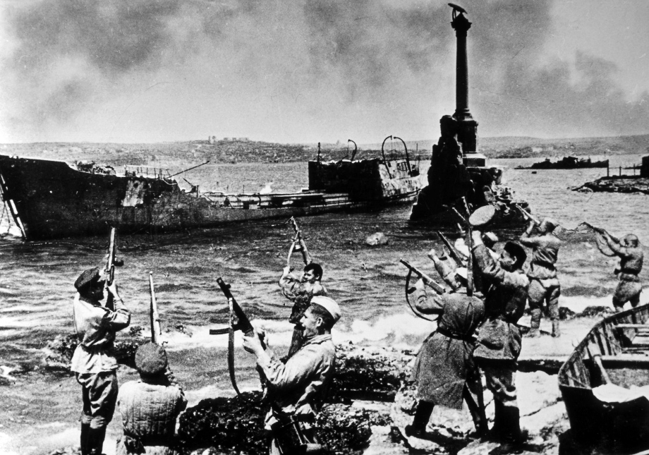 12 мая 1944 года. Севастополь. Советские солдаты празднуют освобождение Крыма от фашистских захватчиков.