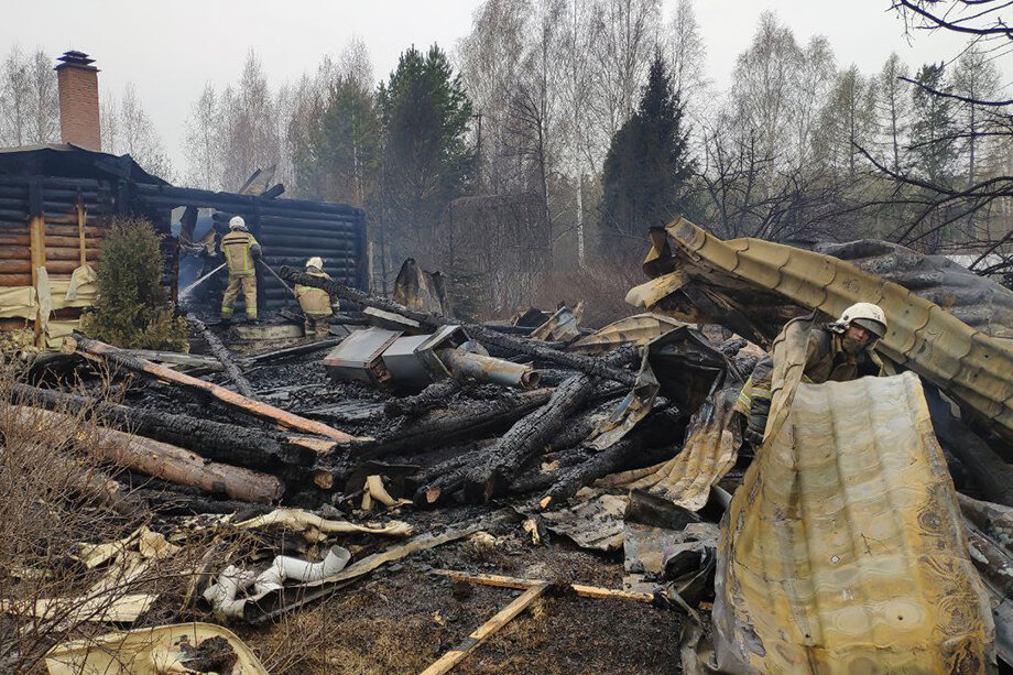 Огонь тушили 50 пожарных и добровольцев.
