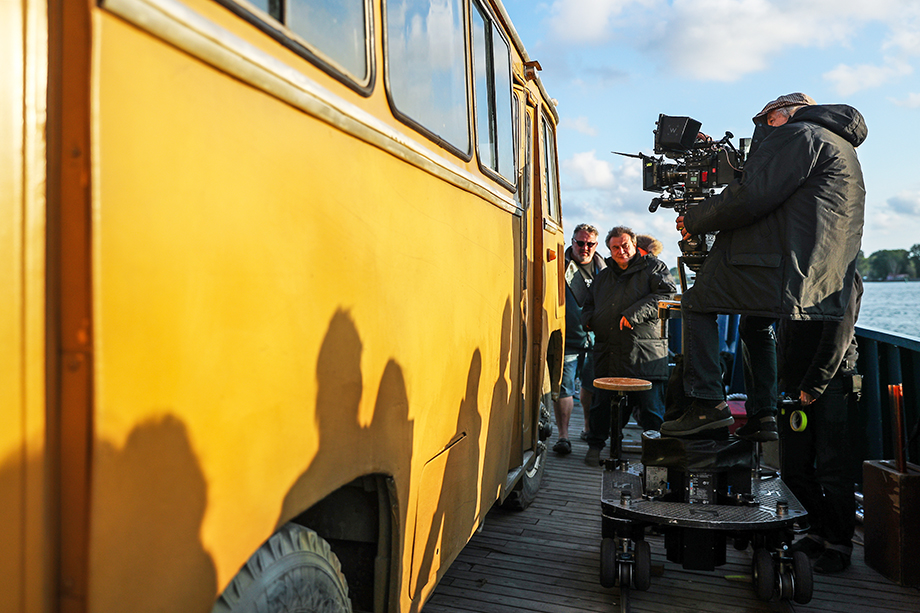 Режиссер Алексей Учитель (второй справа) во время работы над фильмом «47» у берегов Балтийска.