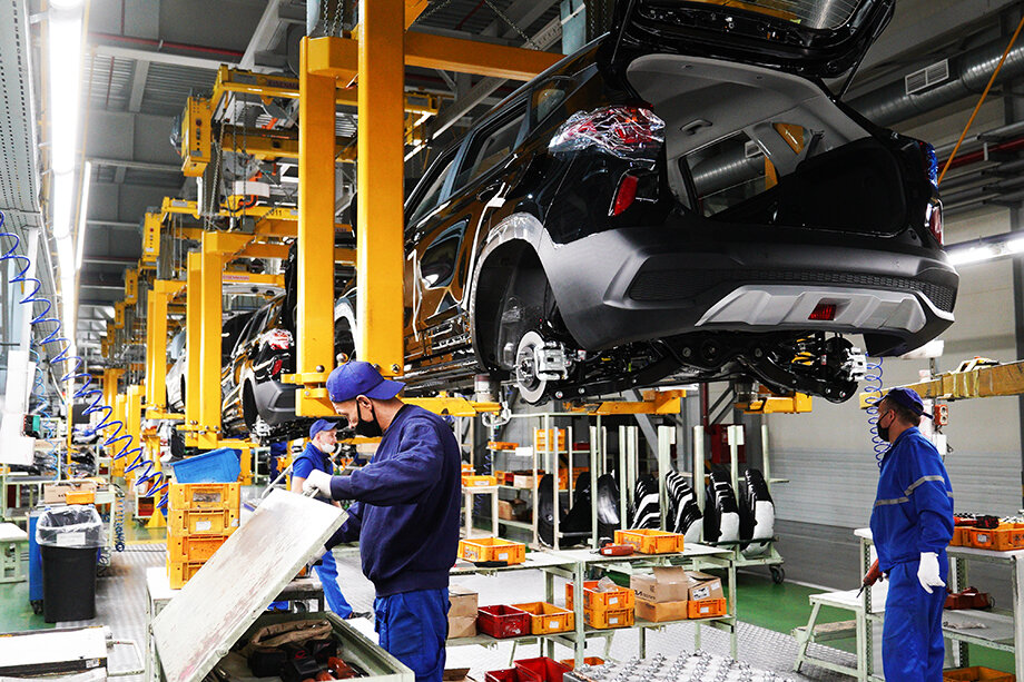 Производство автомобилей на заводе «Автотор».