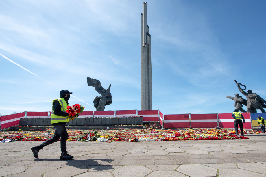 Ранее сейм Латвии в окончательном чтении поддержал закон о приостановке действия двустороннего договора с РФ о мемориальных сооружениях и памятниках.