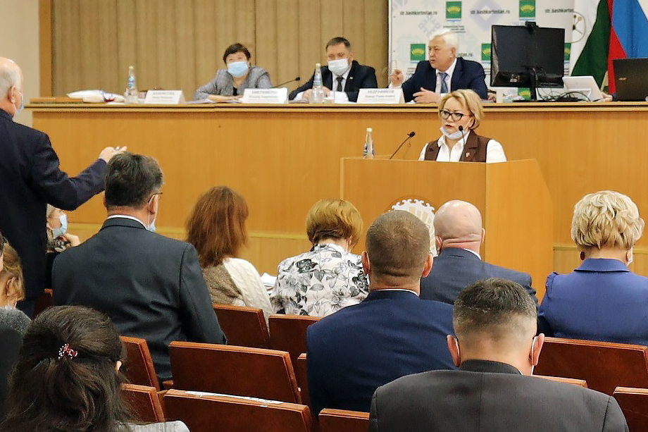И.о. главы Стерлитамакского района назначена Лилия Шайхутдинова (выступает на трибуне).