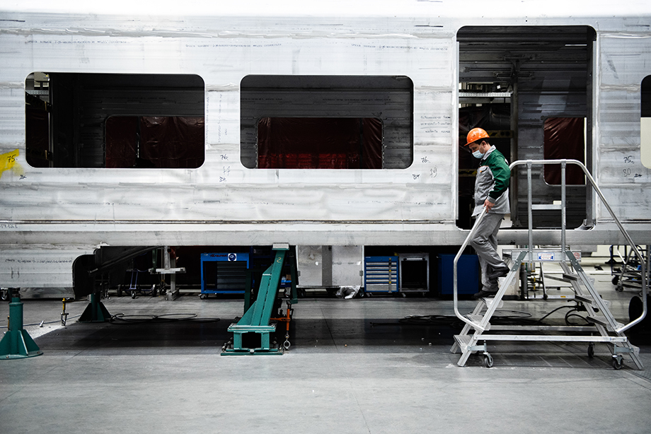 Сборка пассажирских электропоездов серии «Ласточка» на заводе «Уральские локомотивы», являющемся совместным предприятием компаний Siemens и «Синара», в Верхней Пышме.