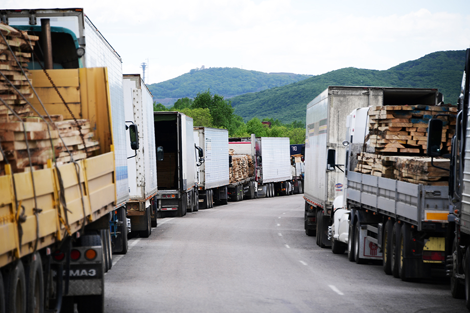 25 мая 2020 года. Очередь грузовых машин на границе между Приморским краем и китайской провинцией Хэйлунцзян у пункта пропуска «Пограничный».