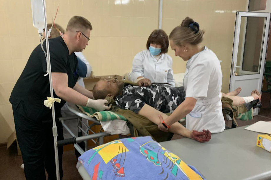Крымские врачи подготовили к операции в Донецке российского бойца, попавшего под миномётный обстрел.