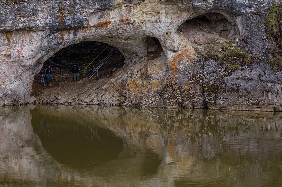 В скале расположена сквозная пещера.