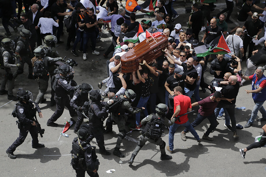 Похороны Абу Акле в Иерусалиме обернулись скандалом из-за нападения на церемонию израильской полиции.