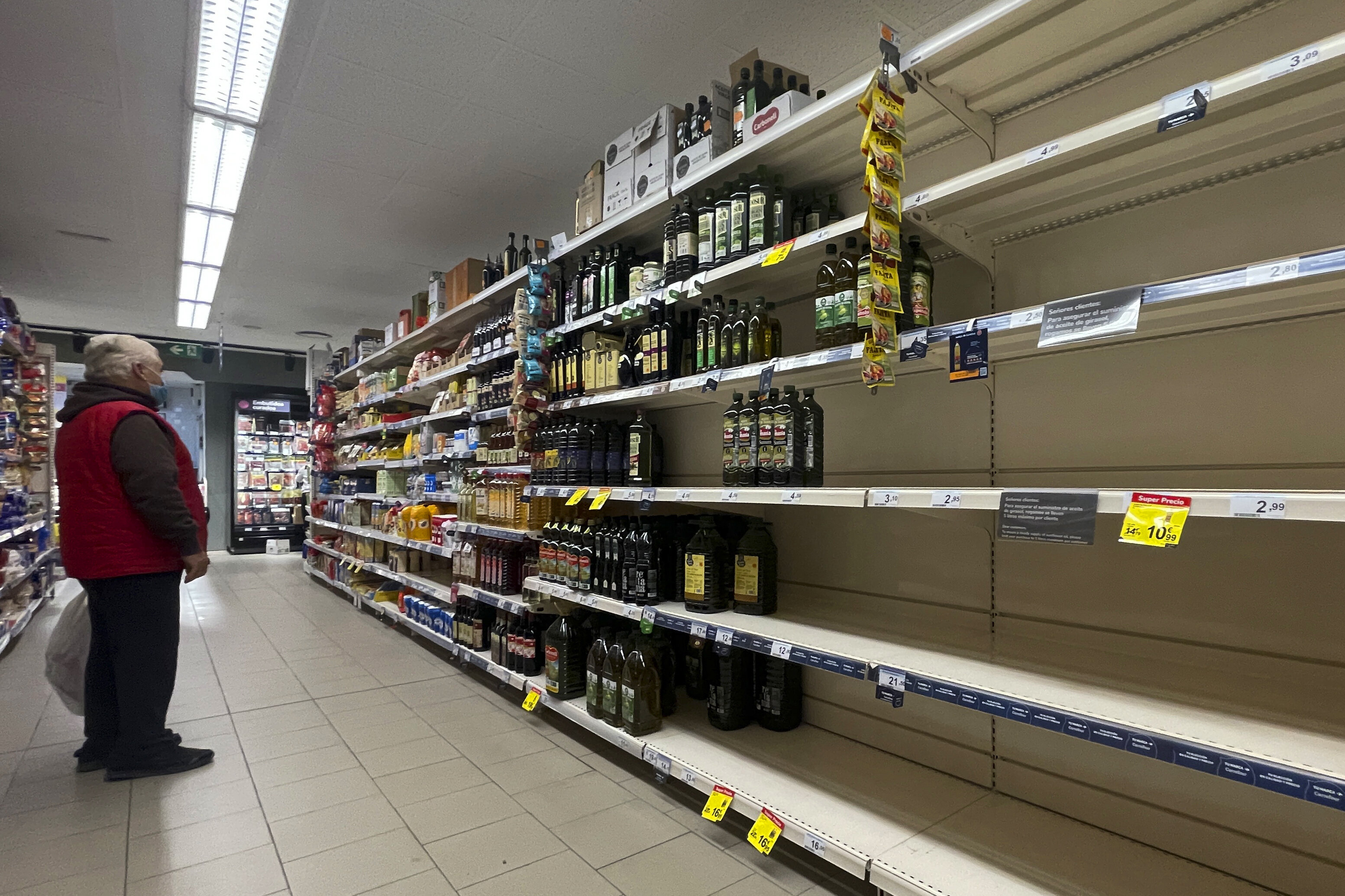 В сети супермаркетов Испании ввели ограничения на продажу подсолнечного масла.