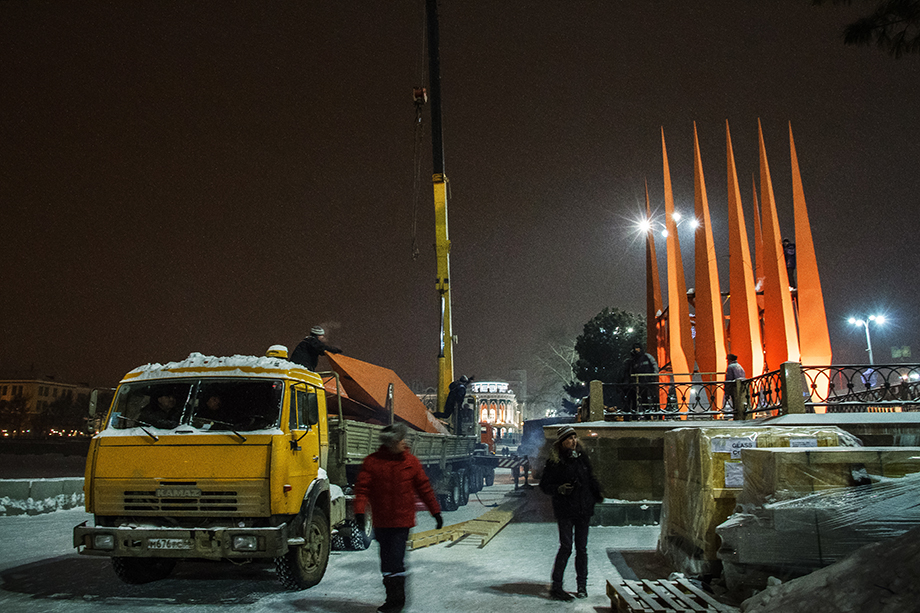 25 января 2013 года. Демонтаж Краснознамённой группы, ранее служившей стелой для Ордена Ленина.