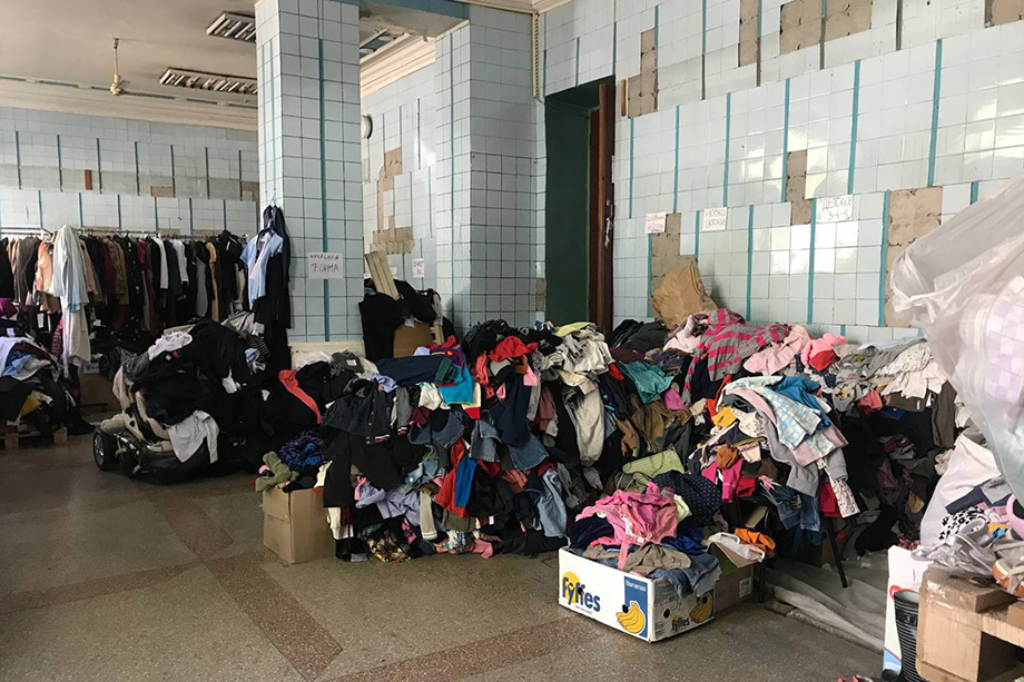 Необходимые для беженцев вещи привозят со всего Крыма.