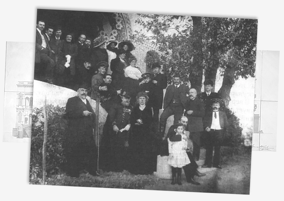 1910 год. Архитектор Николай Краснов (третий справа) с семьëй, друзьями и соратниками на крыльце своей дачи.