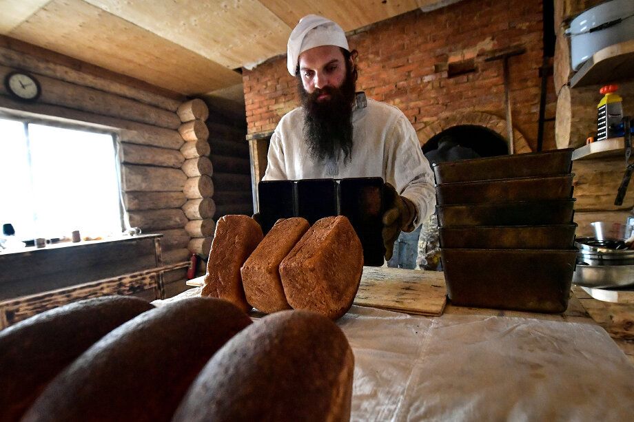 Пекарь Павел Русов в пекарне «Хлеб-отец», построенной в 2017 году на земле, взятой по программе «Дальневосточный гектар», в глубине приморской тайги недалеко от деревни Ястребовка.