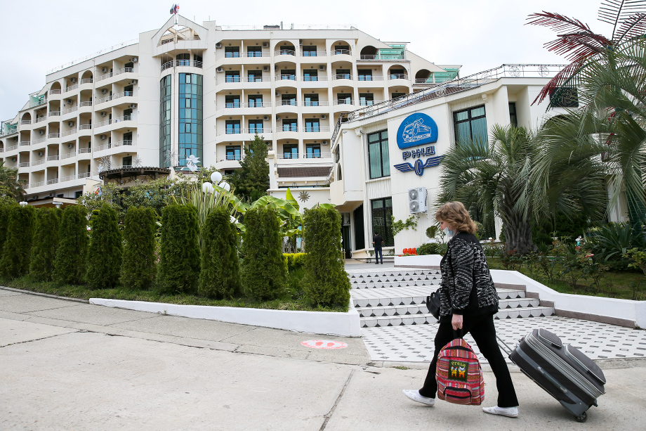 Из-за повышенного спроса стоимость проживания в отелях на морских курортах России значительно выросла.