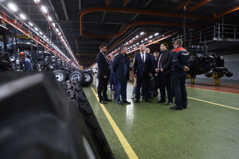 В рамках поездки члены делегации посетят белорусские предприятия, включая Минский тракторный завод, Минский автомобильный завод, холдинги «Белкоммунаш», «АМКОДОР» и «АГАТ».