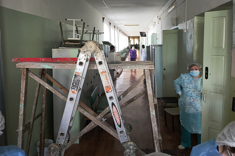 В некоторых помещениях ремонт идёт до сих пор. Его делают на средства, которые больница зарабатывает сама.