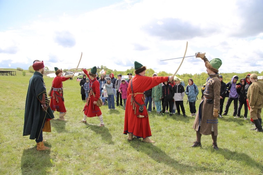 Участники фестиваля «Река времени» реконструируют быт и сражения разных эпох начиная с конца XII века.