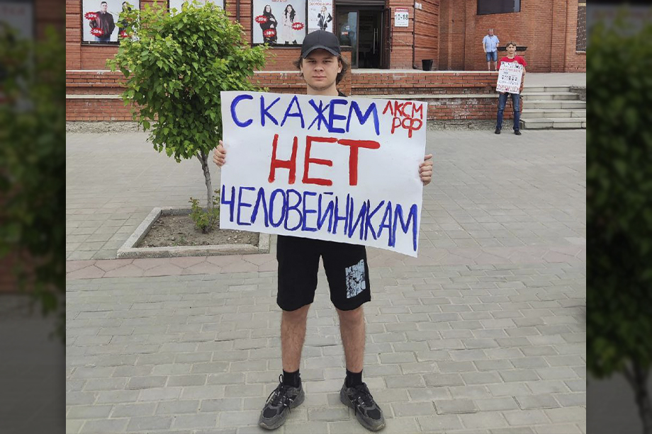 В Барнауле прошли пикеты комсомольцев против строительства высоток на месте речного вокзала.
