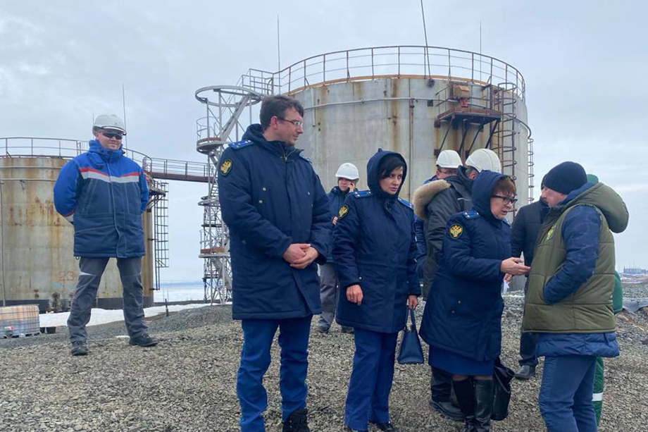 Прокуратура проверяет масляные пятна на Енисее в порту Дудинка.