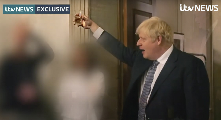 23 мая телекомпания ITV News обнародовала четыре фотографии премьер-министра, на которых он поднимает бокал на вечеринке 13 ноября 2020 года.