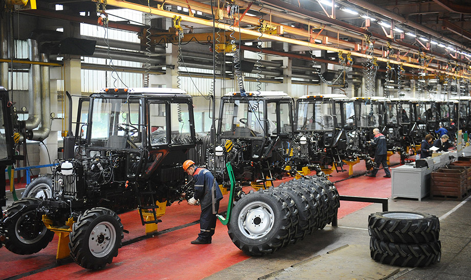 Сборка тракторов «Беларус» в сборочном цехе на Минском тракторном заводе.