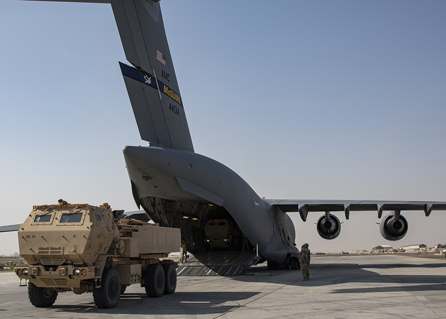 Машина высокомобильной артиллерийской ракетной системы (HIMARS) загружается в самолёт C-17, способный осуществлять быструю стратегическую доставку войск и всех типов грузов на основные оперативные базы.