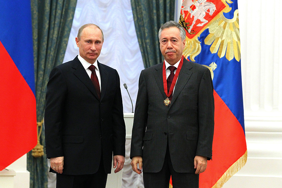 Михаил Комиссар – обладатель государственной награды «За заслуги перед Отечеством» и ордена Дружбы.