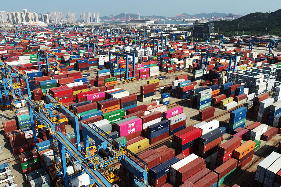 Работа морского контейнерного терминала в китайском Циндао.