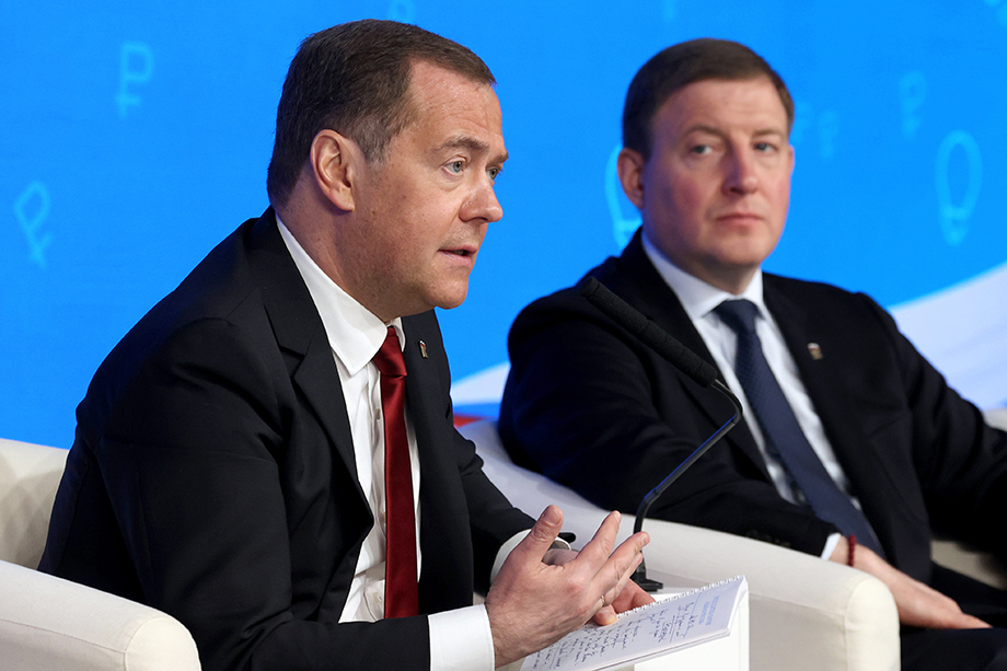 Поездки в Донбасс по зову сердца председатель партии «Единая Россия» Дмитрий Медведев одобрил, уточнив, что командировки должны согласовываться с руководством Госдумы.