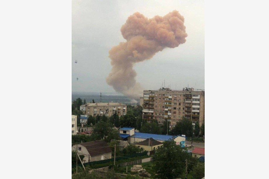 Предположительно, взорваны ёмкости с азотной кислотой.