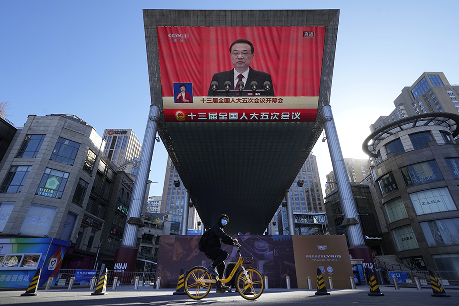 Трансляция выступления премьера госсовета КНР Ли Кэцяна на открытии сессии Всекитайского собрания народных представителей в Пекине.