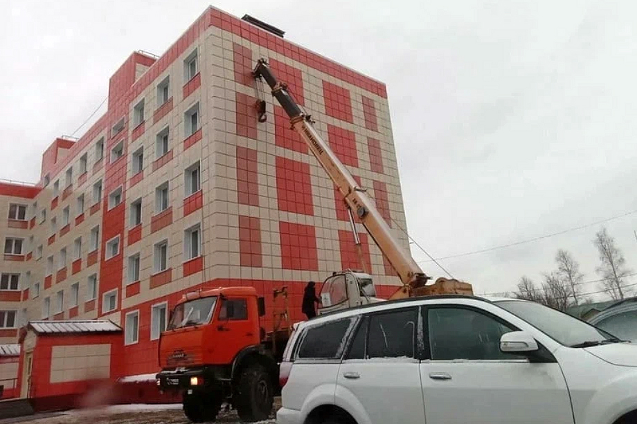 Представители подрядчика объясняли, что кран был нужен, чтобы сохранить обшивку и тепловой контур, не намочить утепление.