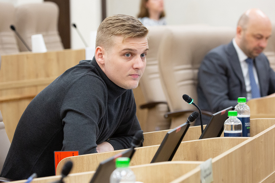 Причиной исключения стал отказ депутата голосовать за проект обращения думы к мэру с требованием внести Плотину городского пруда в опрос о месте размещения Краснознамённой группы.