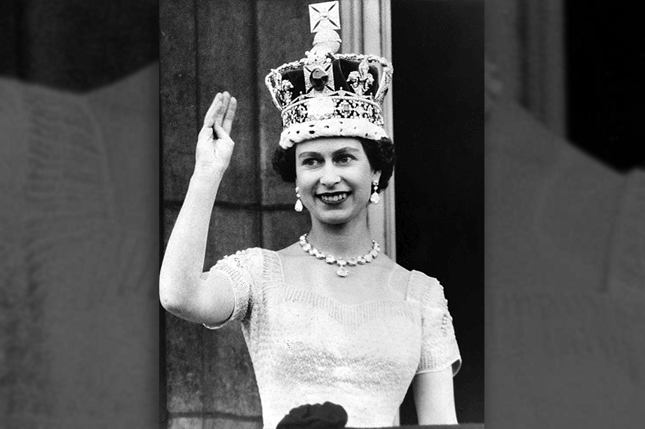 Елизавета II машет рукой с балкона дворца после коронации, 2 июня 1953 года.