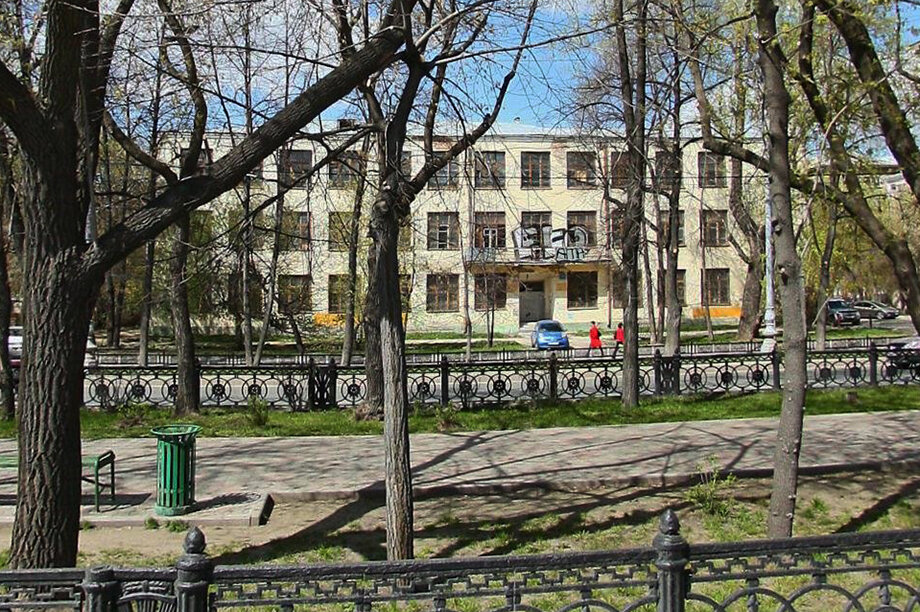 Из-за несоответствия проектной документации закону на протяжении трёх лет работы по ремонту здания не велись.
