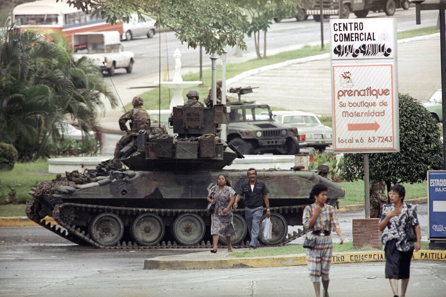 27 декабря 1989 года. Американский танк блокирует проезжую часть в Панаме.
