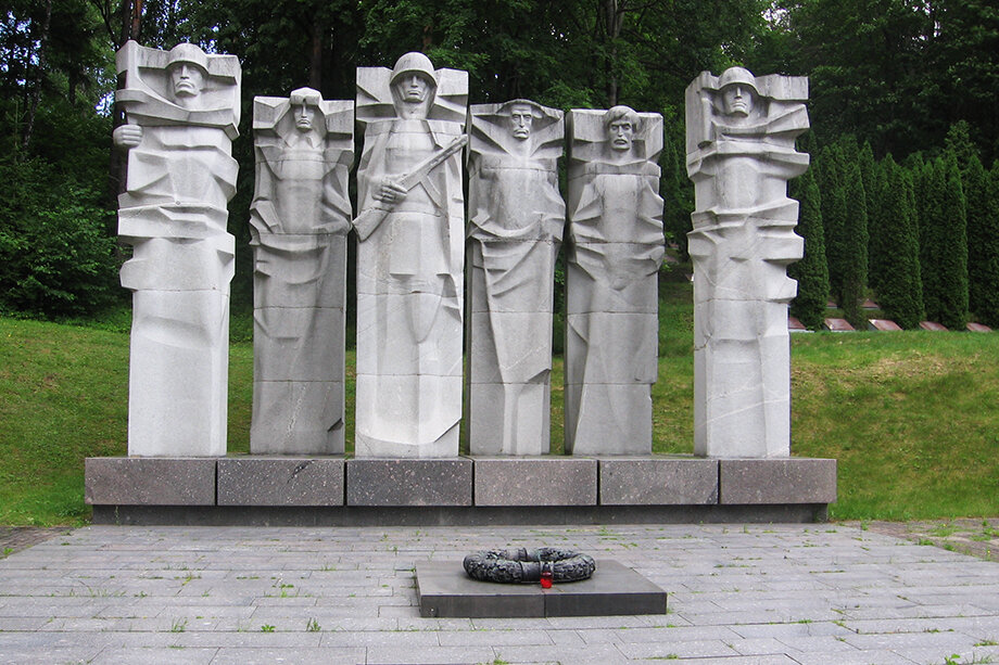 Мемориал на Антакальнисском кладбище создан в 1951 году.