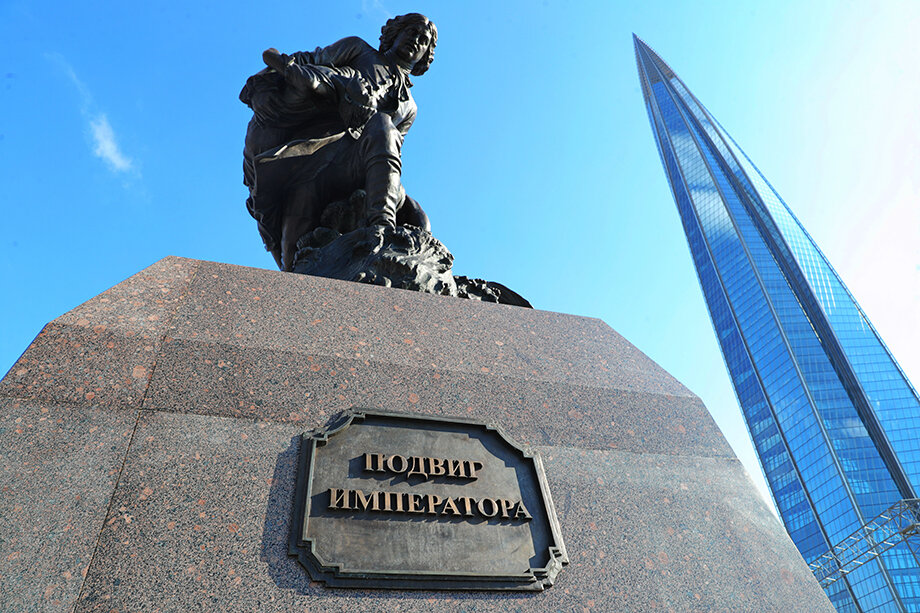 Скульптурная композиция появилась около «Лахта Центра» в день 350-летия со дня рождения основателя города.